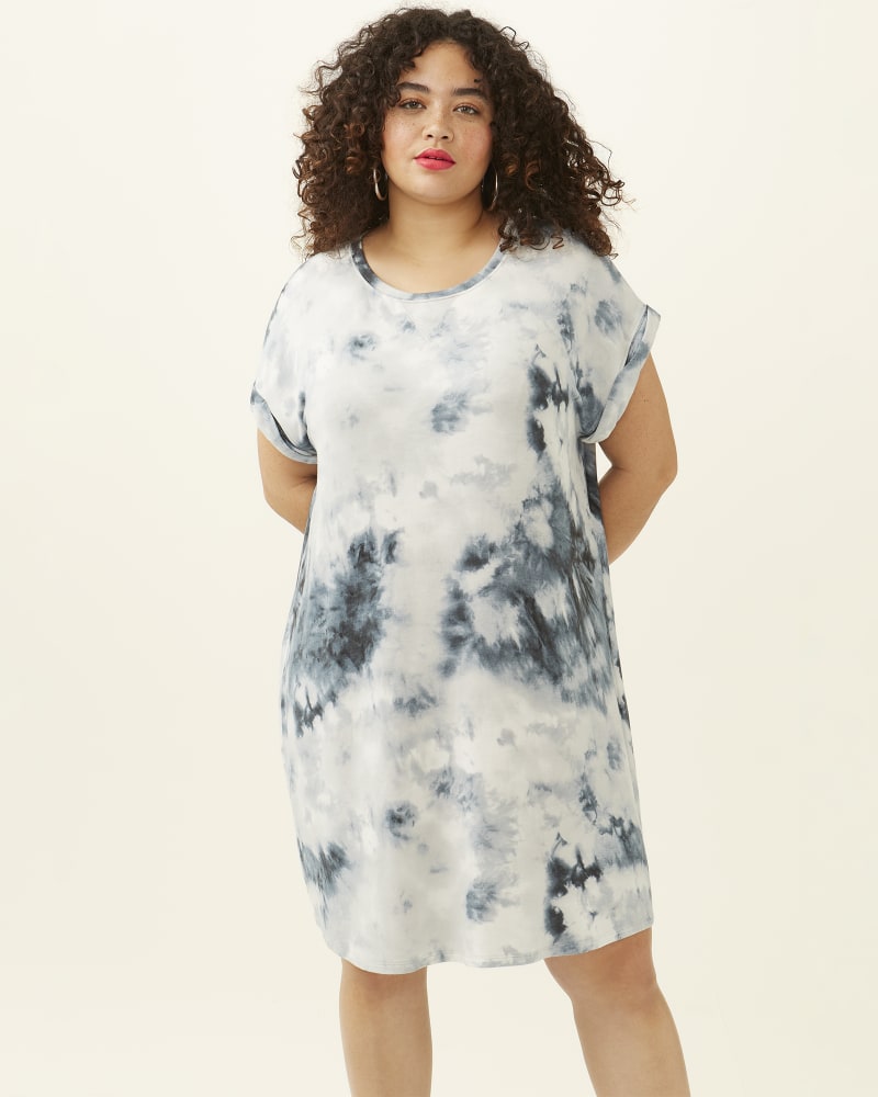 Front of a model wearing a plus size Molly Tie-Dye T-shirt Dress in Navy / Light Grey by Workshop. | dia_product_style_image_id:274279